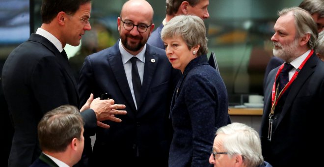 La primera ministra británica,Theresa May junto al primer ministro holandés, Mark Rutte (d), el primer ministro de Bélgica, Charles Michel (c) y el presidente de la Comisión Europea Jean-Claude Juncker en Bruselas. / REUTERS - YVES HERMAN