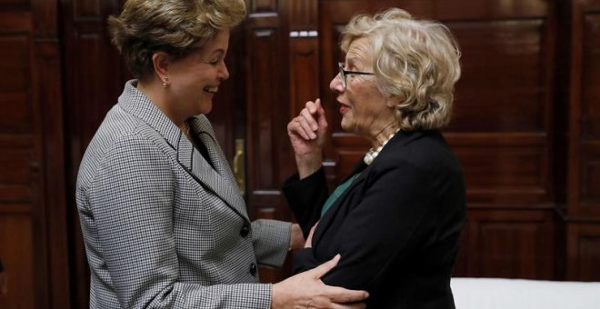 La alcaldesa de Madrid, Manuela Carmena, saluda a la expresidenta brasileña Dilma Rousseff, de visita en la capital para participar en un debate sobre los derechos humanos en América Latina. - EFE