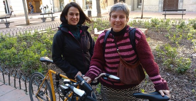 Ana Santidrián y Edurne Caballero, con las bicicletas con las que saldrán de Zaragoza para recorrer 3.000 kilómetros.