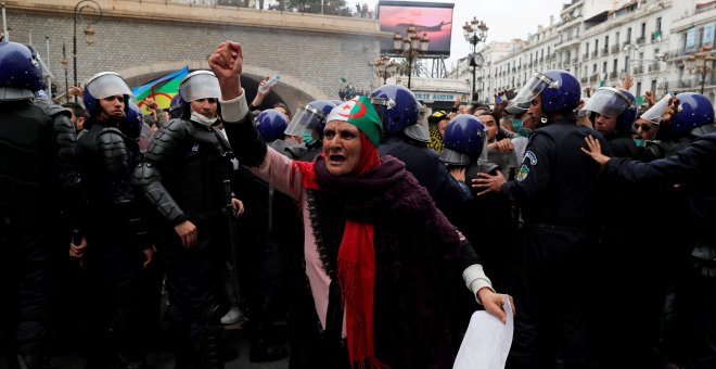 Una mujer, durante las protestas en Argel el 8 de marzo. - REUTERS