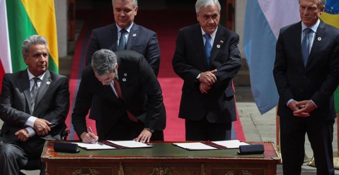 El presidente de Ecuador, Lenin Moreno (i); el presidente de Paraguay, Mario Abdo Benítez (c-i, abajo), el presidente de Colombia, Iván Duque (2i); el presidente de Chile, Sebastián Piñera (2d); el presidente de Argentina, Mauricio Macri (d), firman este