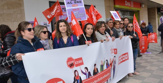 Manifestción de trabajadores contra el ERE en Dia, frente a uno de sus supermercados en Albacete. E.P.