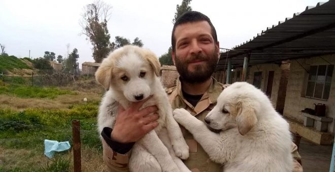 El anarquista Lorenzo Orsetti, en compañía de dos hermosos perros, a los que amaba./FERRAN BARBER