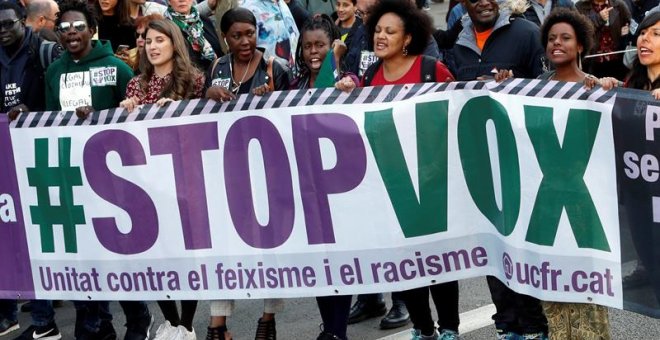 -La manifestación con el lema "Stop Vox" y contra el racismo ha comenzado este sábado, pasadas las 17.30 horas, en el Passeig de Gràcia de Barcelona con la participación de representantes de diversas entidades y de fuerzas políticas como JxCat, ERC, comun
