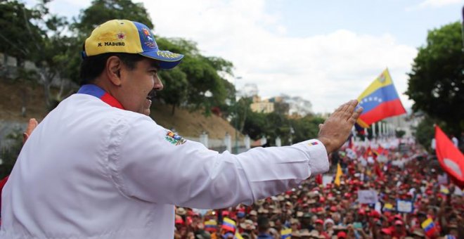 Fotografía cedida por Prensa Miraflores que muestra al presidente de Venezuela, Nicolás Maduro, este sábado mientras recibe la marcha "antiimperialista" de simpatizantes en el Palacio de Miraflores, en Caracas (Venezuela). EFE/ Prensa Miraflores
