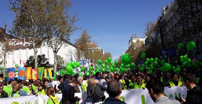 Los manifestantes han acudido a la cita con camisetas y globos verdes / EP