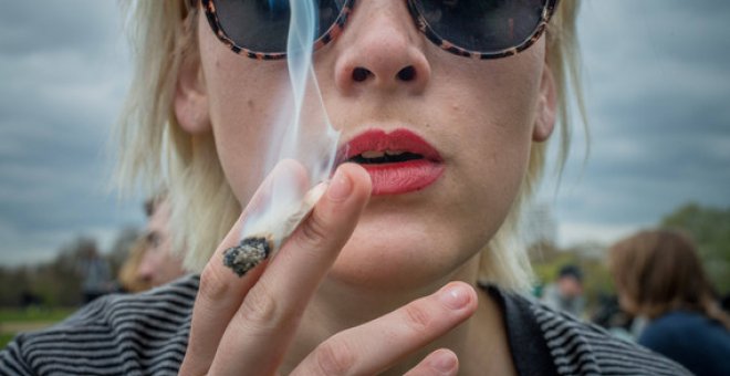 Mujer fumando marihuana durante el 420 Pro Cannabis Rally en el Hyde Park de Londres. / Velar Grant/ZUMA Press