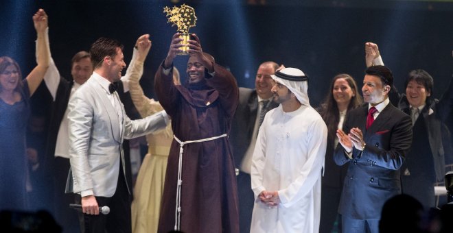 El maestro keniano Peter Tabichi recibiendo el galardón./Twitter de Fundación Varkey