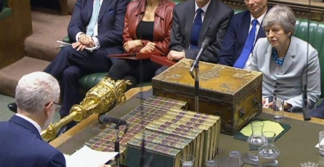 Theresa May, a la derecha de la imagen, escucha en el Parlamento británico al líder de la oposición, el laboralista Jeremy Corbin. (EFE)
