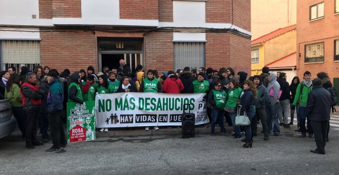 Decenas de activistas intentan frenar el desahucio de una mujer en Zaragoza. /EDUARDO BAYONA