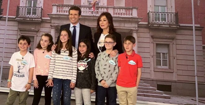 Pablo Casado con los niños en el programa de Telecinco. Twitter