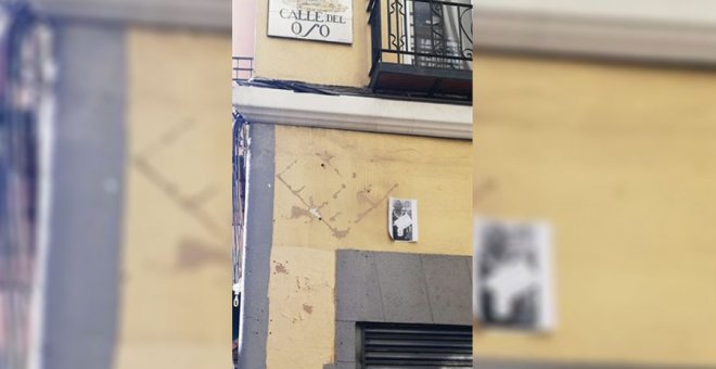 El lugar donde estaba colocada la placa en honor a Mame Mbaye en Lavapiés (Madrid).