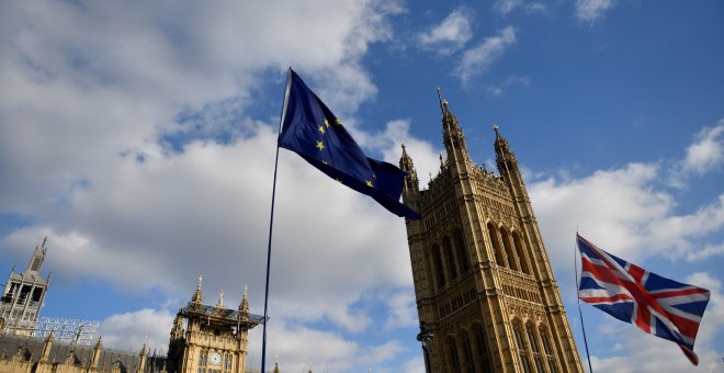 Las banderas del Reino Unido y la Unión Europea ondean a las puertas del Parlamento en Westminster durante una protesta en el centro de Londres (Reino Unido). EFE/NEIL HALL