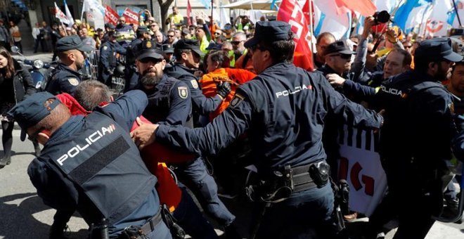 Concentración de trabajadores de Alcoa procedentes de Asturias y Galicia frente al Congreso de los Diputados. /EFE