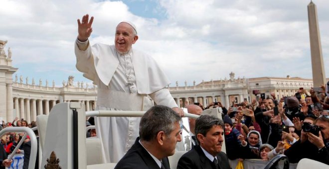 El Papa saluda a los congregados en la Plaza de San Pedro. (REMO CASILLI | REUTERS)