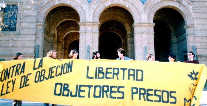 Manifestación de objetores de conciencia frente a la Capitanía General de Sevilla.