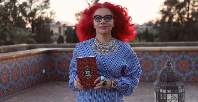 Mona Eltahawy al finalizar la entrevista en el patrio de la Fundación Tres Culturas