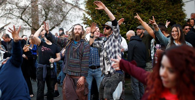 Los fans de Keith Flint, cantante de The Prodigy, durante su funeral en Braintree. / HENRY NICHOLLS (REUTERS)