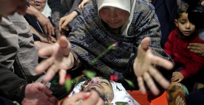 La madre de un palestino asesinado durante la protesta en Gaza. / SUHAIB SALEM (REUTERS)