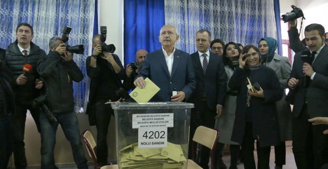 Kemal Kilicdaroglu, the leader of Turkey's main opposition Republican People's Party (CHP), cats his vote for the local elections in Ankara, Turkey, 31 March 2019. Some 57 milion people will vote in local elections in Turkey's capital and the country's ov
