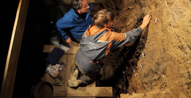 Paleóntologos excavando en el yacimiento de Denísova./ SB RAS