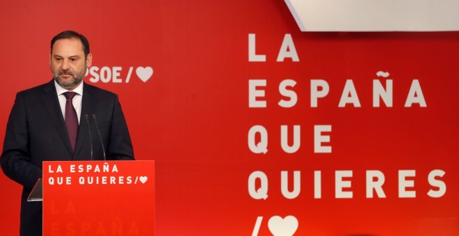 El secretario de Organización del PSOE, José Luis Ábalos, durante la rueda de prensa sobre actualidad política que ha ofrecido en la sede del partido, en la calle Ferraz. EFE/ Ballesteros