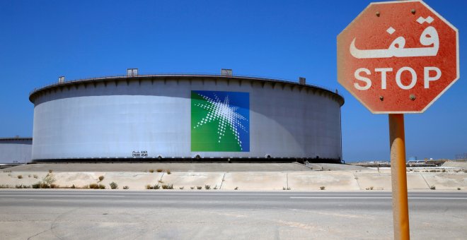 Un tanque de almacenamiento de la petrolera Saudi Aramco en su refinería de Ras Tanura, en Arabia Saudí. REUTERS/Ahmed Jadallah