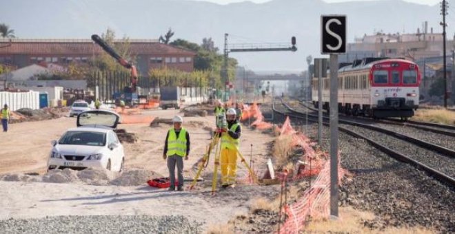 Trabajadores de Adif Alta Velocidad durante las obras de soterramiento de las vías del tren./EFE