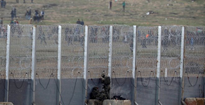 Soldados israelíes se enfrentan con manifestantes palestinos sobre la cerca fronteriza entre Israel y la Franja de Gaza./Reuters