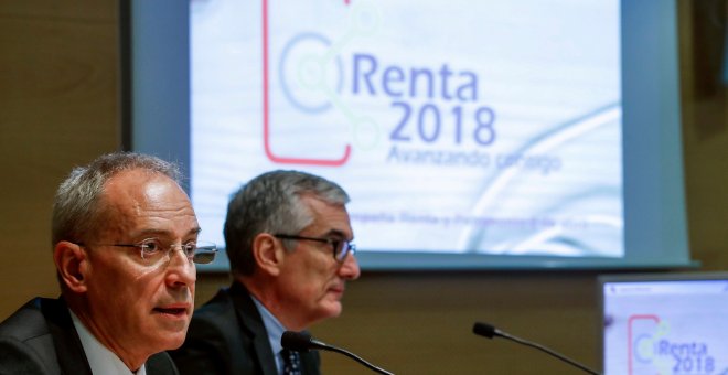 El director general de la Agencia Estatal de Administración Tributaria (AEAT), Jesús Gascón Catalán (i), junto al director del departamento de Gestión Tributaria, Gonzalo David García de Castro (d), presentan la Campaña de Renta 2018. EFE/Emilio Naranjo