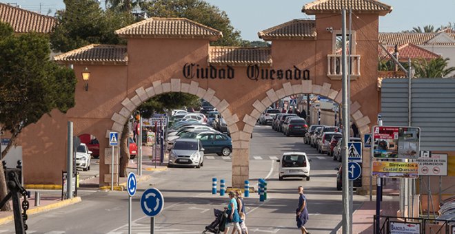 Entrada a la urbanización de Rojales (Alicante) donde ha sido hallada muerta una mujer de 39 años.