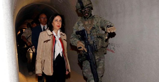 La ministra de Defensa, Margarita Robles, acompañada de un legionario, durante una visita a la base "Álvarez de Sotomayor" en Viator (Almería). - EFE/ Ricardo García.