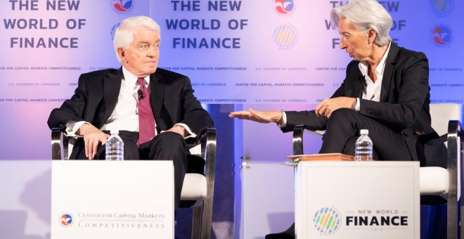 La directora gerente del Fondo Monetario Internacional (FMI), Christine Lagarde (d), y el presidente de la Cámara de Comercio de Estados Unidos, Tom Donohue (i), durante una conferencia celebrada en Washington. EFE/ Stephen Jaffe