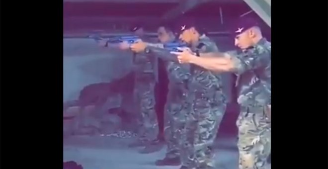 Captura de pantalla del vídeo de los soldados disparando a una fotografía de Jeremy Corbyn.