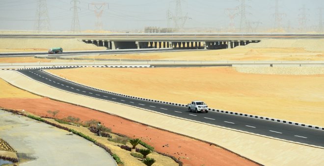 Varios vehículos en carreteras de nueva construcción en la nueva capital administrativa de Egipto, ubicada a 45 kilómetros al este de El Cairo. - MOHAMED EL-SHAHED / AFP