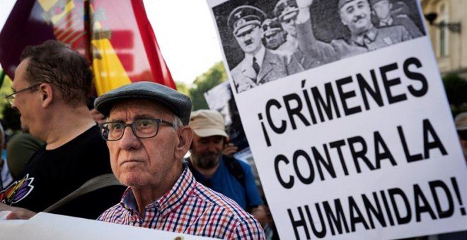 Manifestación de colectivos de memoria histórica frente al Congreso / EFE