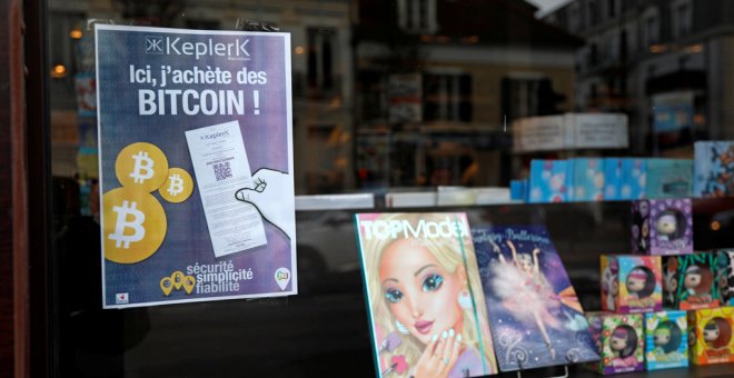 Un cartel de la startup francesa Keplerk, para que los clientes compren bitcoins, en un estanco en Rueil-Malmaison (Francia).. REUTERS / Charles Platiau