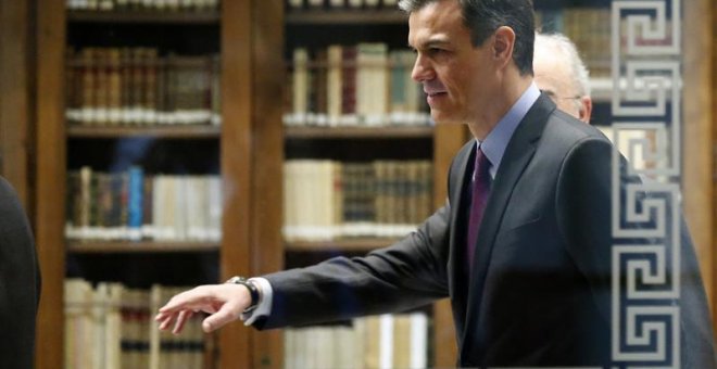 El presidente del Gobierno, Pedro Sánchez, durante una visita a la sede de la RAE. - EFE