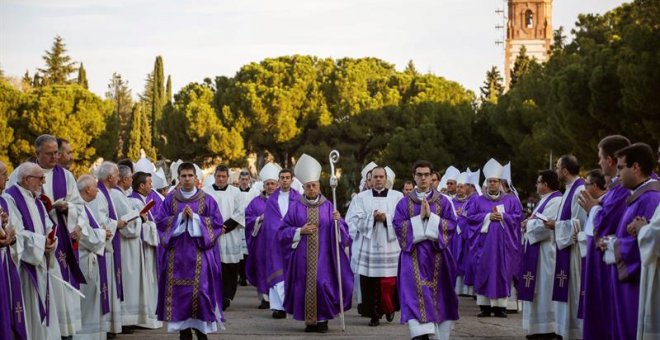 El presidente de la Conferencia Episcopal española, cardenal Ricardo Blázquez (c), durante la peregrinación al Santuario del Sagrado Corazón en Getafe. /EFE