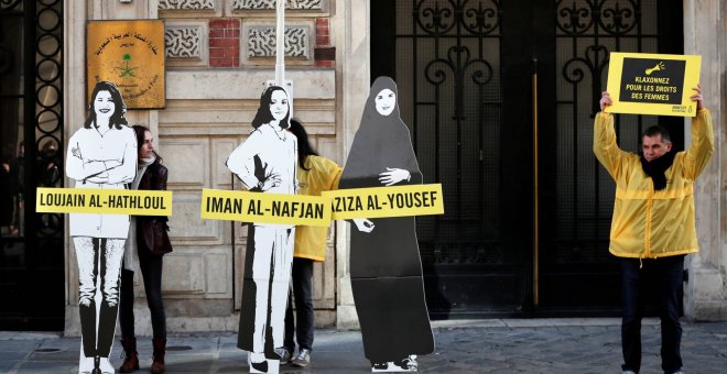 Activistas protestan por la detención de feministas en la embajada de Arabia Saudí en París. REUTERS