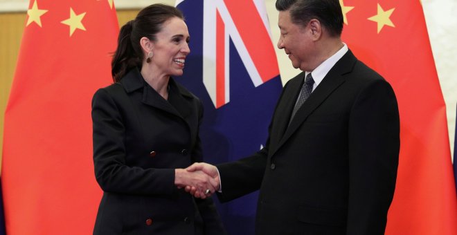 La primera ministra de Nueva Zelanda, Jacinda Ardern, estrecha la mano al presidente de China, Xi Jinping. /REUTERS