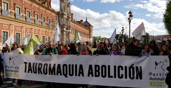 Cabecera de la manifestación antitaurina en Sevilla. (S. F. REVIEJO)