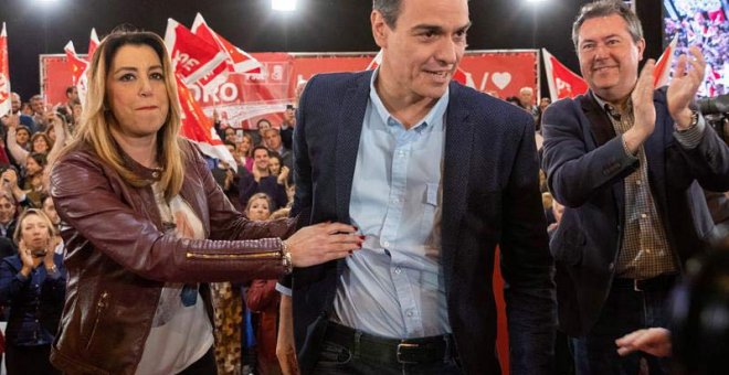 El presidente del Gobierno y secretario general del PSOE, Pedro Sánchez, haciendo. (EFE)