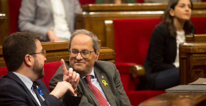 Quim Torra habla con Pere Aragonés (ERC) en el Parlament, donde se ve al fondo a Inés Arrimadas EFE/ QUIQUE GARCIA