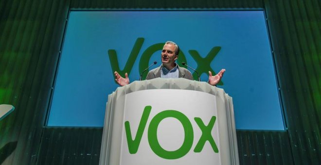 El secretario general de Vox, Javier Ortega , durante su intervención en el acto político de su partido celebrado este domingo en el auditorio El Batel, en Cartagena (Murcia). EFE/Cristóbal Osete