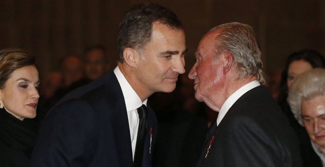 Letizia, Felipe VI y el rey emérito Juan Carlos I, en una foto de archivo. / EFE