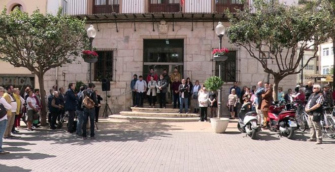 El Ayuntamiento de Vinaròs (Castellón), ha celebrado una concentración silenciosa de condena del último asesinato machista registrado en la Comunitat Valenciana. /EFE
