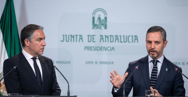 Elías Bendodo y Juan Bravo, esta mañana, en rueda de prensa tras el Consejo  de Gobierno