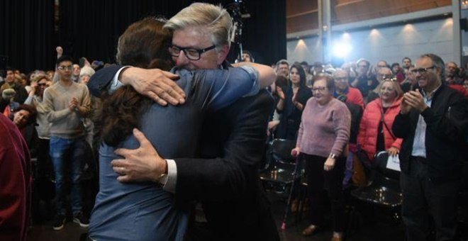 El secretario general de Podemos, Pablo Iglesias, y el alcalde de Zaragoza, Pedro Santisteve, se abrazan antes del acto celebrado este martes por los morados en la capital, aragonesa.