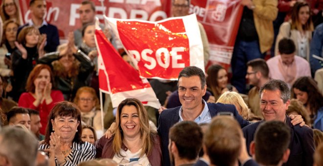 El presidente del Gobierno y secretario general del PSOE, Pedro Sánchez, junto a la líder de los socialistas andaluces, Susana Díaz, la presidenta del partido Cristina Narbona y el alcalde de Sevilla, Juan Espadas, al término del acto electoral en Sevilla